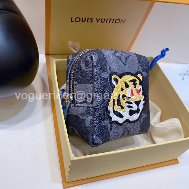 DE10018 LV Hangings/Wallet DE10018 LV Hangings/Wallet