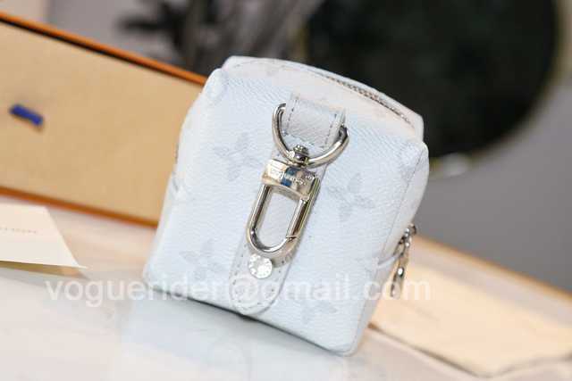 DE10018 LV Hangings/Wallet DE10018 LV Hangings/Wallet
